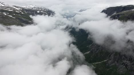 Wolken,-Die-Das-Tal-Simadal-In-Norwegen-Bedecken,-Und-Die-Bergdrohne-Erschossen