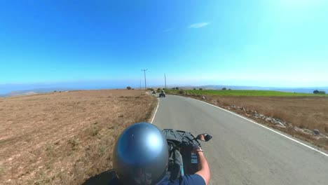 Ein-Blick-Auf-Die-Atemberaubende-Insel-Zypern,-Gesehen-Von-Einer-Quad-bike-tour,-Die-Touristen-Aus-Aller-Welt-Mit-Sich-Bringt