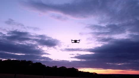 Drone-moving-backwards-in-view-in-a-blue-hour-sunset-in-Hitchin,-Hertfordshire,-England,-Uk