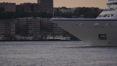 Ansicht-Des-Vorderen-Bogens-Des-Weißen-Kreuzfahrtpassagierschiffes,-Das-Auf-Dem-Hudson-River-Mit-New-Jersey-Im-Hintergrund-Vorbeifährt