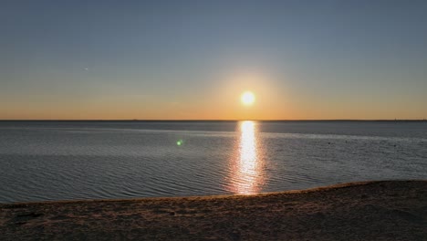 Schwenkansicht-Des-Sonnenuntergangs-über-Mobile-Bay,-Alabama