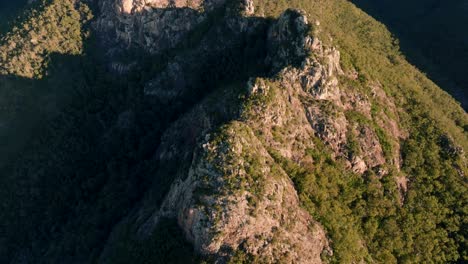 Slow-drone-pan-up-revealing-the-mountain-peaks-in-Queensland-Hinterland