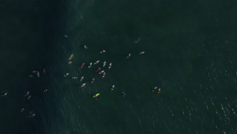Surfer,-Die-Im-Lineup-Drohnenvideo-Von-Oben-Auf-Wellen-Warten