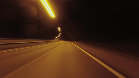 Hiperlapso-Nocturno-Hipnótico-Punto-De-Vista:-Conducir-Una-Carretera-Iluminada-Por-La-Noche