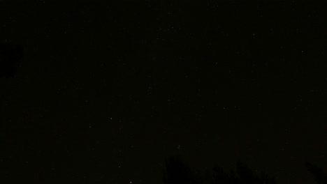 Schwache-Punktförmige-Sterne-Drehen-Sich-Am-Schwarzen-Nachthimmel-Gegen-Den-Uhrzeigersinn