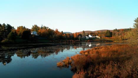 Luftstoß-Durch-Bäume-Neben-Einem-See-In-Den-Catskills,-Leuchtendes-Herbstlaub
