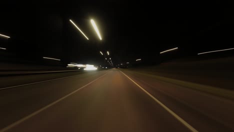 Hiperlapso-Nocturno-Rápido-Punto-De-Vista:-Conducción-En-Carretera-A-Través-De-La-Noche-Suburbana