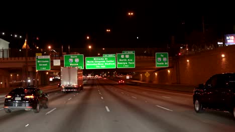 Centro-De-La-Ciudad,-Atlanta,-Tráfico-De-Autopista,-En-La-Noche-Interestatal,-75,-85,-Paso-Subterráneo