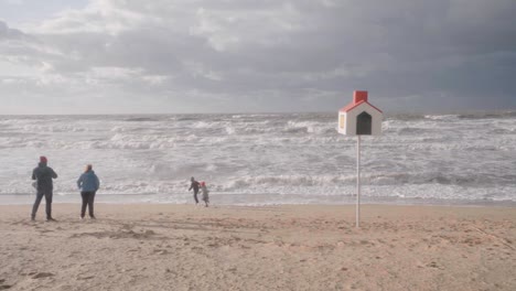 Belgische-Küste-Mit-Glücklicher-Familie,-Die-An-Windigen-Tagen-Am-Strand-Genießt---Breite,-Langsame-Bewegung