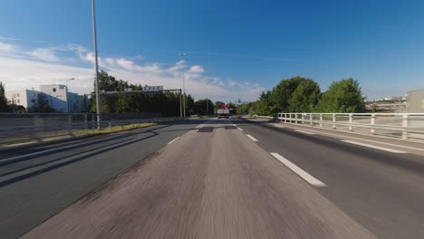 Autobahnfahren-Pov:-Schwerem-Lkw-Auf-Blauer-Himmel-Stadtautobahn-Folgen