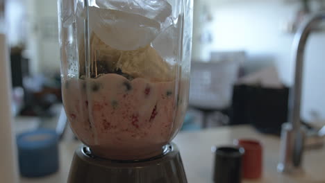 Close-Up-Slow-Motion-of-a-Blender-Making-a-Smoothie