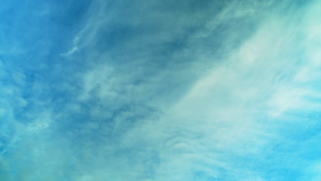 Wolken-Bewegen-Sich-In-Zwei-Richtungen-Durch-Azurblauen-Himmel,-Hintergrund