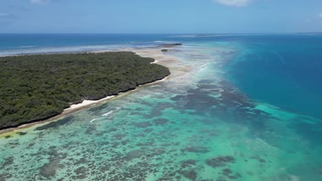 Barrera-De-Arrecifes-De-Coral-En-La-Isla-De-Pungume-Sur-De-Zanzíbar-Tanzania-áfrica,-Tiro-Aéreo-A-La-Derecha