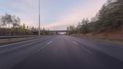 Bunter-Herbst-Autobahnfahrt-Pov:-Fahrt-Unter-Mehreren-überführungen
