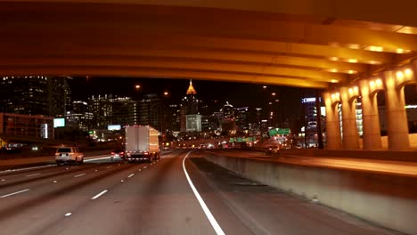 Centro-De-La-Ciudad,-Atlanta,-Tráfico-De-Autopista,-De-Noche,-Interestatal,-75,-85,-Paso-Subterráneo