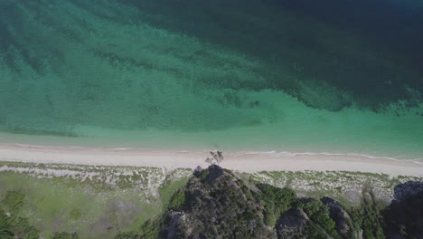 Blick-Von-Oben-Auf-Den-Weißen-Sandstrand-Von-Clam-Bay-Auf-Great-Keppel-Island,-Queensland,-Australien