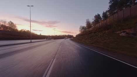 Fahren-Pov:-Morgens-Pendeln-Auf-Der-Autobahn,-Die-In-Die-Stadt-Führt