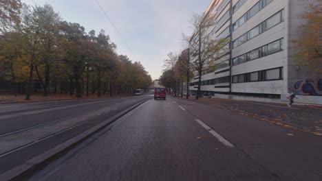 Fahren-Pov:-Nasse-Straßen-Und-Herbstfarben-Auf-Der-Morgendlichen-Stadtfahrt