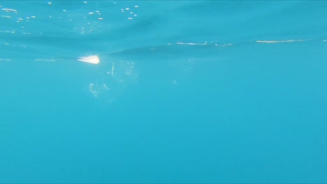 Unterwasserperspektive-Eines-Hais,-Der-Springt-Und-Ein-Ruderboot-Auf-See-Angreift