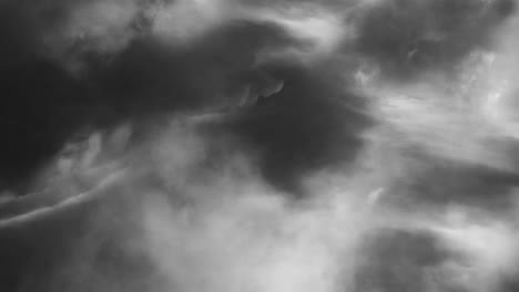 4k-Stürme,-Die-In-Den-Dunklen-Wolken-Am-Himmel-Auftreten