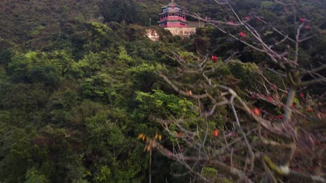 Un-Dron-Que-Sube-Hacia-Adelante-Revela-Un-Templo-Rojo-En-Hong-Kong