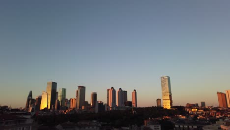 Blick-Auf-Istanbul-Bei-Sonnenuntergang-Mit-Wolkenkratzern