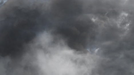 Blick-Auf-Dunkle-Cumulonimbus-Wolken-Gewitter