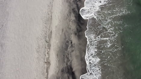 Luftaufnahmen-Von-Drohnen-Von-Wellen-Am-Strand-Während-Des-Tages