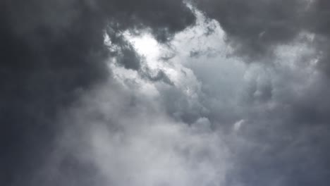 Vierw-De-Tormenta-Y-Relámpagos-En-Nubes-Oscuras
