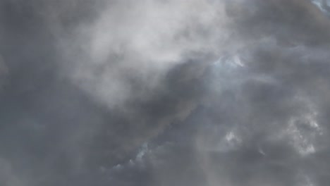 Blick-Auf-Dunkle-Wolken-Und-Ein-Gewitter