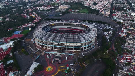 Luftaufnahme-Weg-Vom-Estadio-Azteca-Stadion,-Sonnig,-Abends-In-Mexiko-stadt---Zurückziehen,-Kippen,-Drohne-Geschossen
