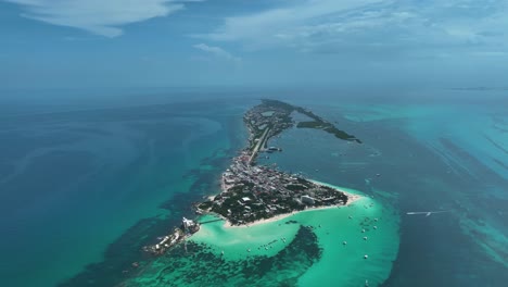 Luftaufnahme-Mit-Blick-Auf-Die-Insel-Isla-Mujeres-Im-Sonnigen-Mexiko---Rückseite,-Drohnenaufnahme