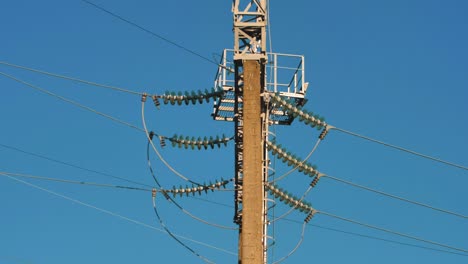 Stromleitungen-Mit-Sonnenstrahlen-Am-Blauen-Himmel