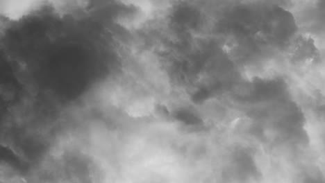 Graue-Dunkle-Wolken-Und-Himmel-Während-Des-Gewitters