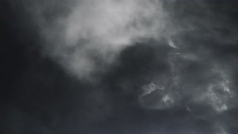 Vista-4k-De-Tormenta-Con-Relámpagos-Nubes-Oscuras