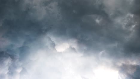 Gewitter-In-Dunklen-Wolken-4k