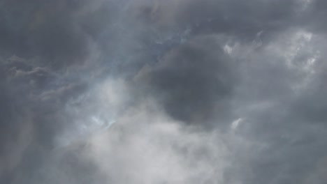 Blick-Auf-Ein-Gewitter,-Das-In-Den-Dunklen-Wolken-Tobte