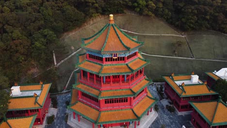 Drone-Pan-De-Un-Templo-Rojo-En-Hong-Kong