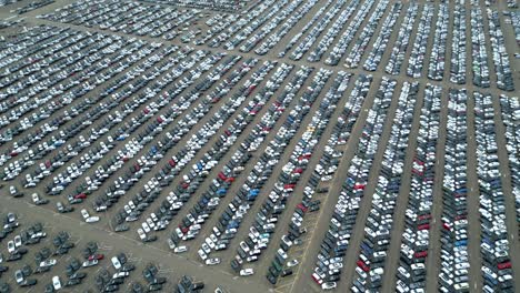 Viele-Autos-Auf-Einem-Parkplatz-Von-Oben,-Gefilmt-Mit-Einer-Drohne-In-4k