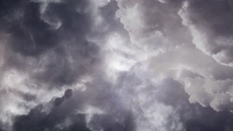Blick-Auf-Eine-Wolke-In-Einem-Dunklen-Himmel-Mit-Brennenden-Blitzen