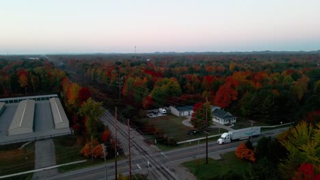 Tiefe-Herbstfarben-Säumen-Eine-Eisenbahnstrecke-In-Muskegon,-Michigan