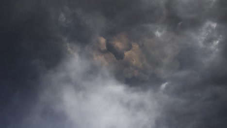 Blick-Auf-Wolken-Und-Donner,-Blitze-Und-Sturm