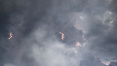 Tormenta-Dentro-De-Nubes-Oscuras-4k