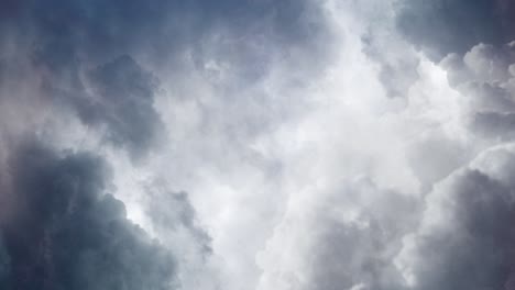 Dunkle-Wolken-Und-Gewitter-Mit-Blitz
