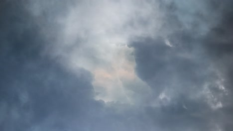 Massives-Gewitter-Bewegt-Sich-Mit-Dunklen-Wolken