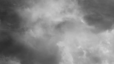 Vista-De-Una-Tormenta-En-Nubes-Cumulonimbus-Grises