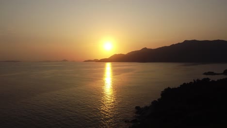 Schöner-Sonnenuntergang-über-Einem-Dschungel-Und-Meer-In-Hongkong