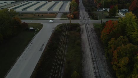 Rückwärtsbewegung-Verfolgen-Und-Im-Herbst-über-Eine-Eisenbahn-Kippen