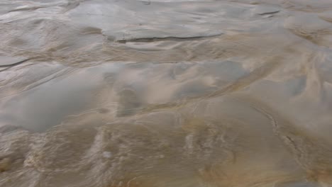Seichtes,-Kristallklares-Wasser,-Das-über-Sandstrand-Fließt,-Mit-Wunderschönen-Natürlichen-Mustern-Im-Sand-In-Neuseeland-Aotearoa