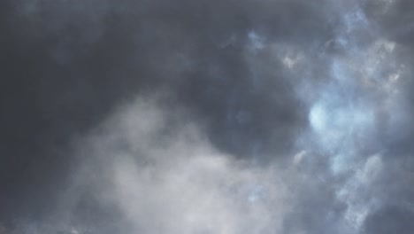 Blick-Auf-Den-Dunklen-Hintergrund-Des-Stürmischen-Himmels